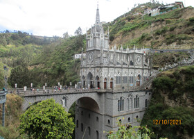 Город Ипиалес и собор El Santuario de la Virgen del Rosario de Las Lajas en Ipiales