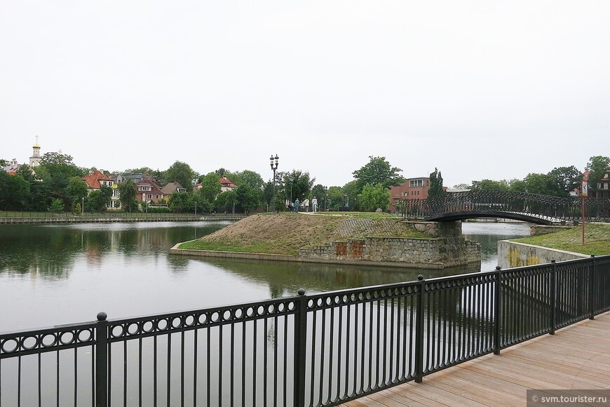 Две части пруда соединяются тремя протоками,между которыми находятся два островка,соединенные тремя пешеходными мостами.