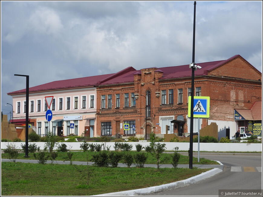 Справа - здание краеведческого музея Ефремова