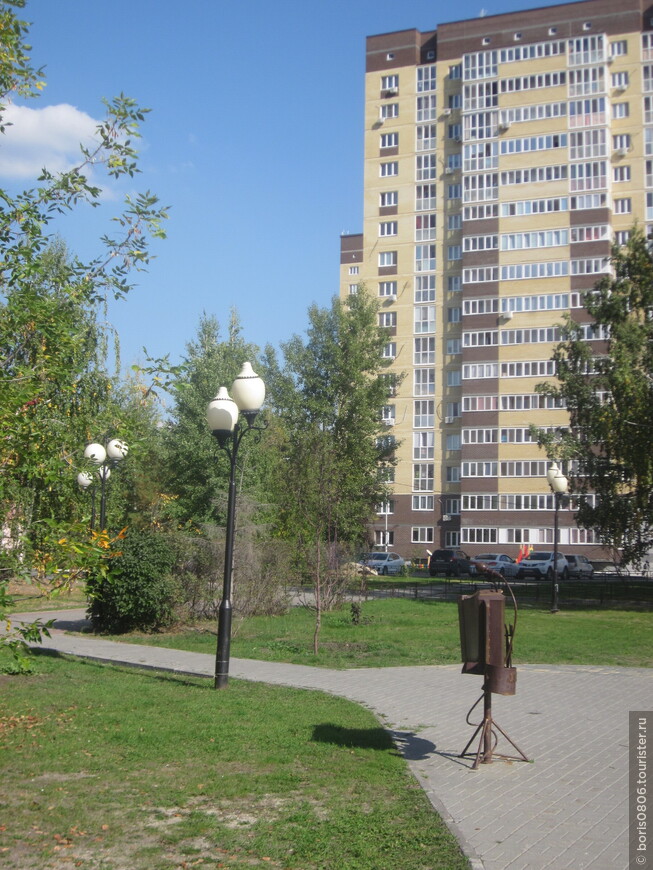 Сквер на окраине с памятником сибирскому казаку