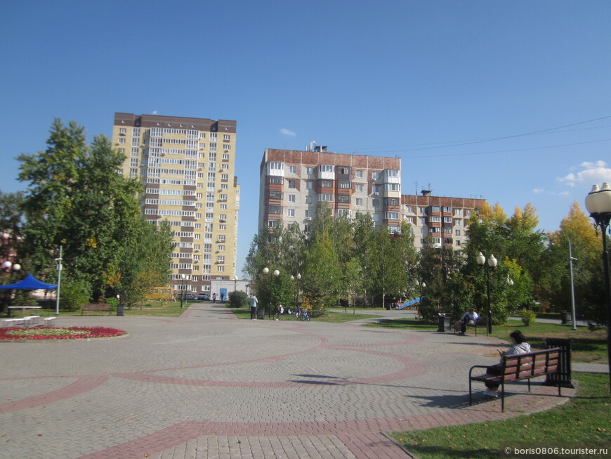 Сквер на окраине с памятником сибирскому казаку