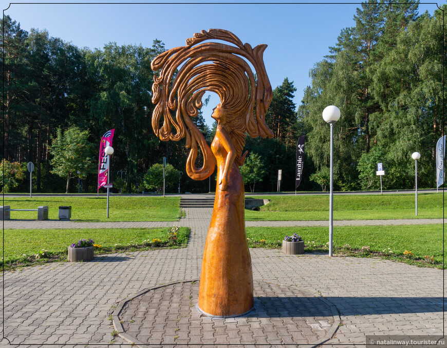 Скульптура Бирюзовая Катунь.  установлена на въезде в особую экономическую зону. автор -  Дмитрий Трухин. 
