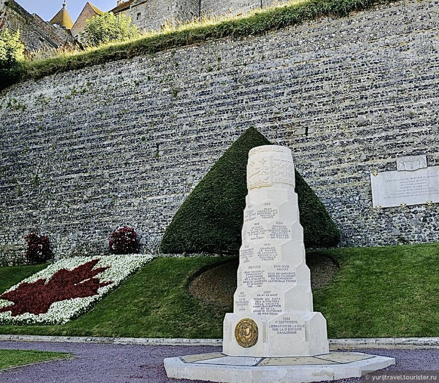 Памятник канадским десантникам в городском парке Square du Canada
