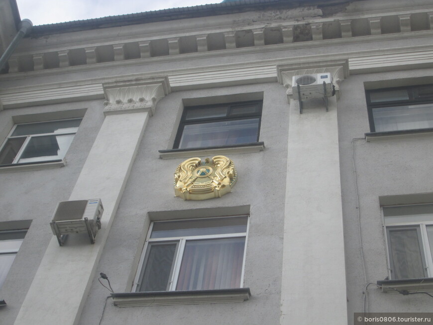 Небольшой, но заметный сквер в центре с памятником Гагарину