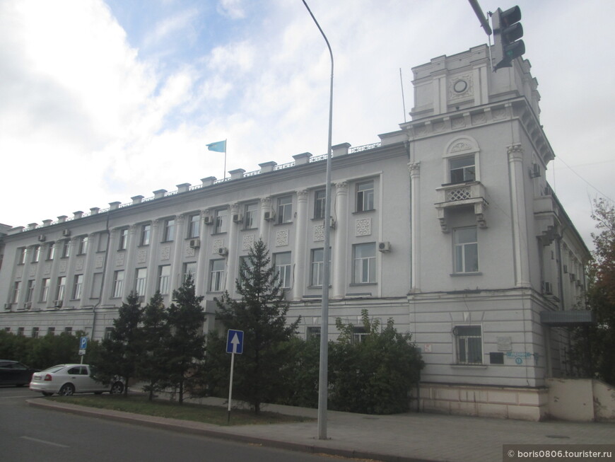 Небольшой, но заметный сквер в центре с памятником Гагарину