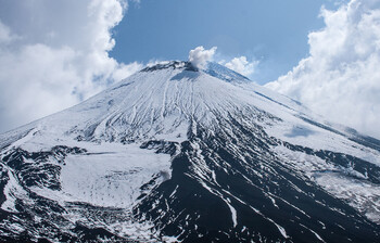 На Камчатке усилилось извержение вулкана Ключевской 