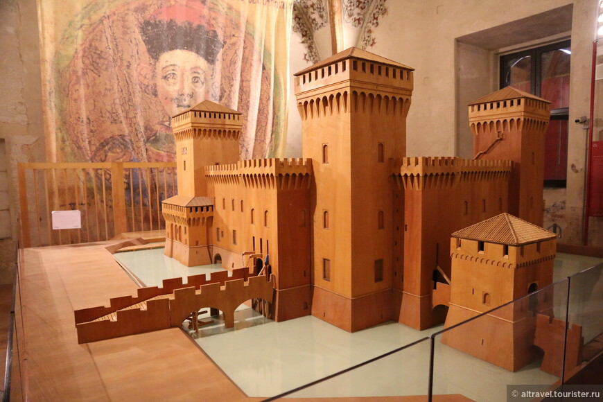 Макет замка находится в одной из комнат первого этажа.