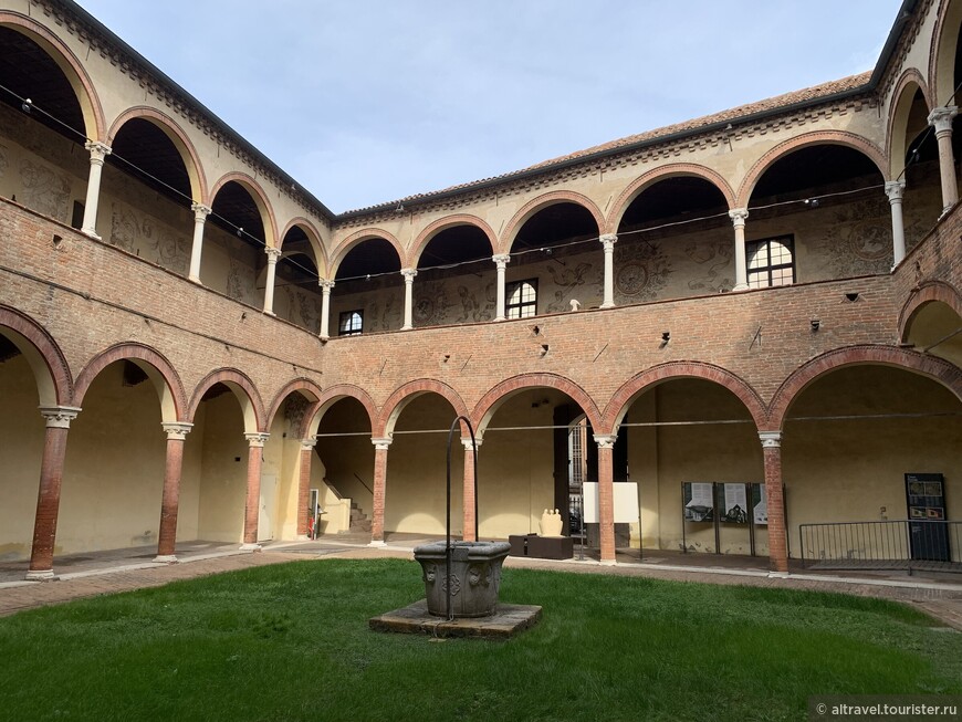 Двухуровневый внутренний двор Каса Ромеи оформлен в ренессансном стиле.