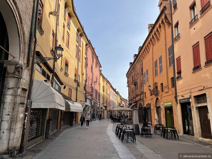 Via Romana. С древних времён и до сих пор улица является торговой.