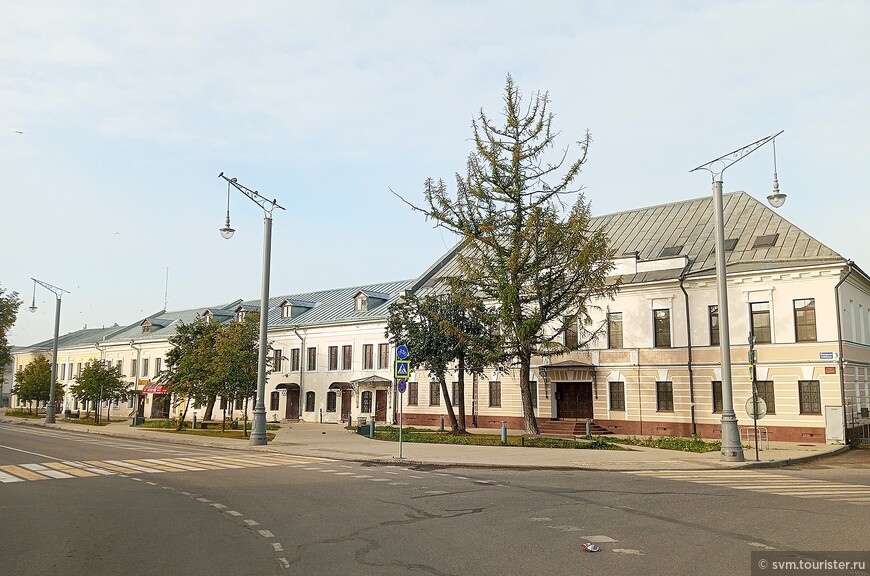 Комплекс зданий напротив Ростовского кремля переносящий нас  минимум на два века назад.