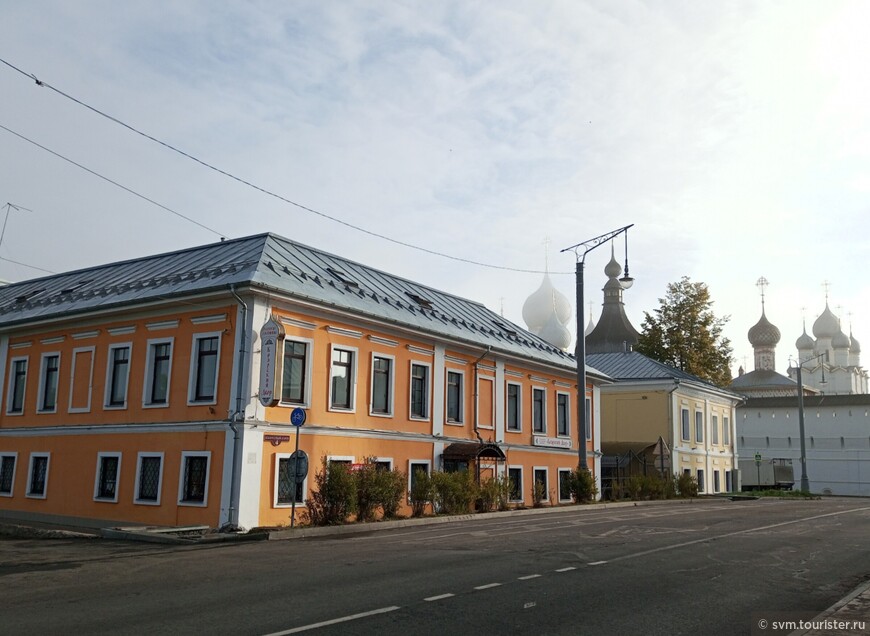 На переднем плане жилой с постоялым двором дом Фигуриной-Чистякова,построенный на рубеже 18-го и 19-го века.