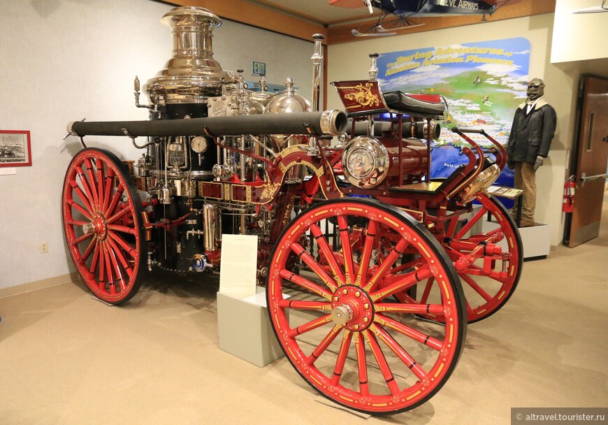 Паровая пожарная машина в городском музее.