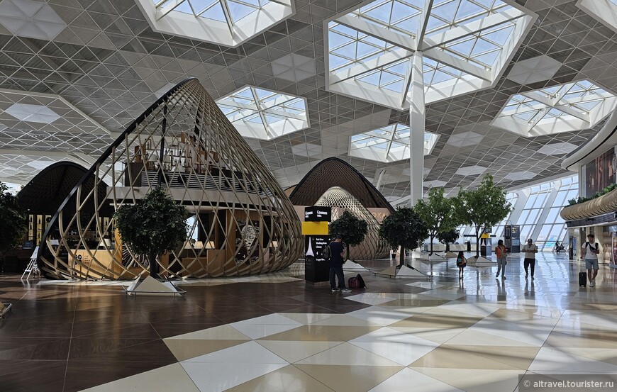 Бакинскому международному аэропорту им. Гейдара Алиева в 2018 году была присвоена категория «5 звезд» от «Skytrax» (влиятельная британская компания, специализирующаяся на изучении качества предоставляемых услуг авиакомпаниями и аэропортами во всем мире).
