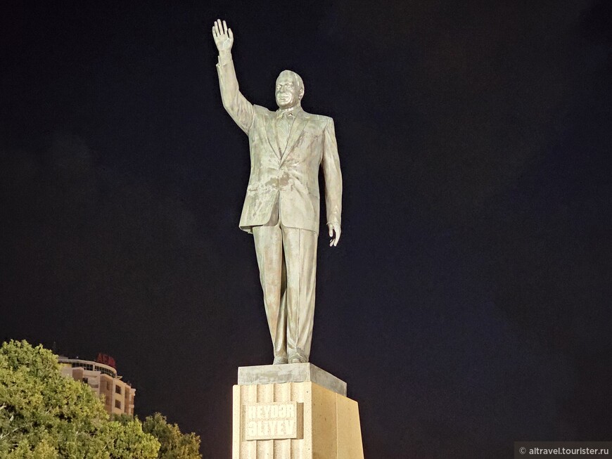 Памятник Гейдару Алиеву (один из многих в Баку) рядом с его дворцом. Ему посвящено очень многое в этом городе.