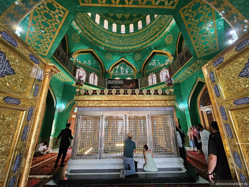 Роскошные интерьеры мечети.