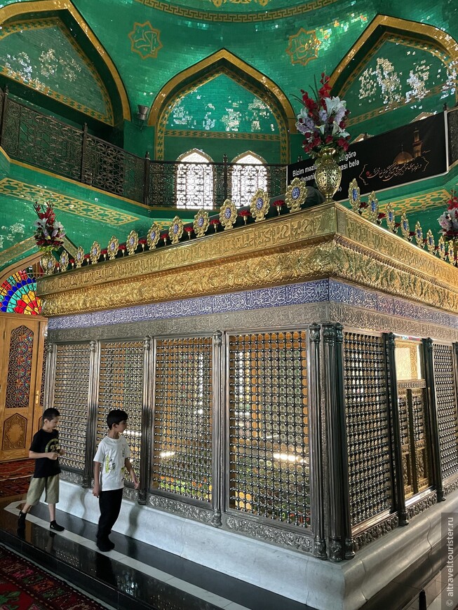 Внутри мечети находятся священные для мусульман захоронения.