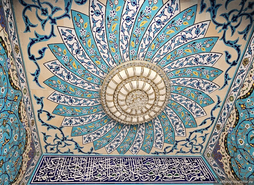 С внешней стороны мечеть отделана изразцами бирюзово-синего цвета.