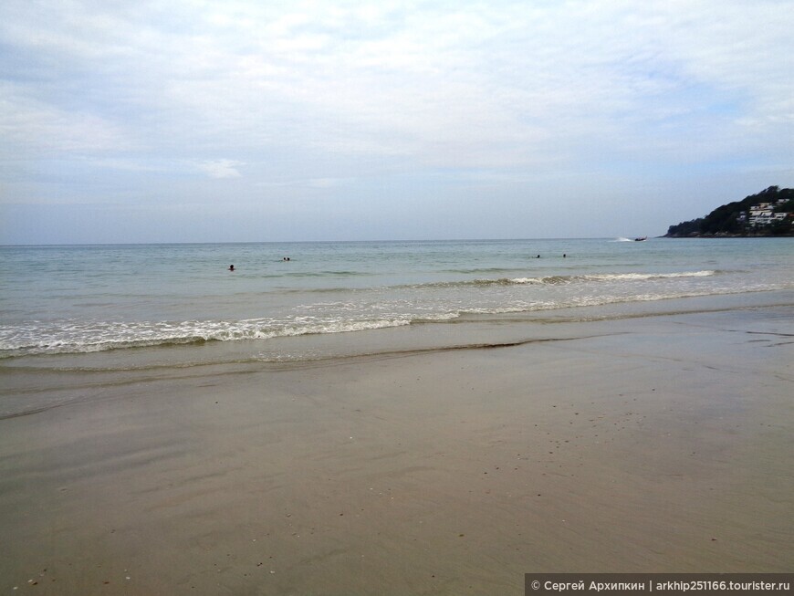 Песочный и большой пляж Камала — к северу от Патонга (Пхукет, Южный Таиланд)