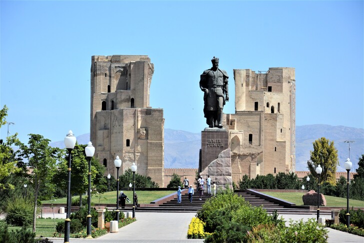Шахрисабз. Пилоны арки дворца Ак-Сарай и памятник Амиру Темуру
