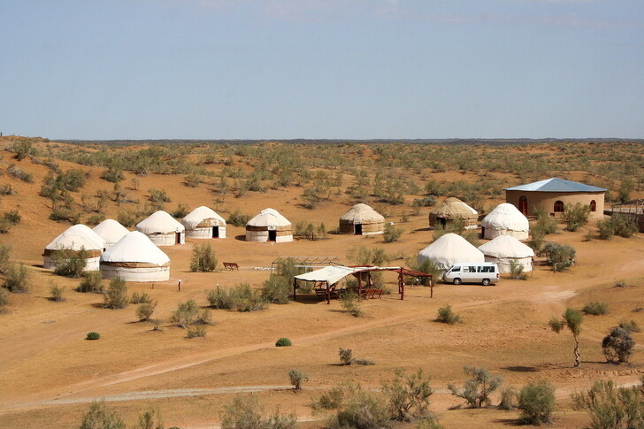 Юрточный лагерь в пустыне Кызылкум
