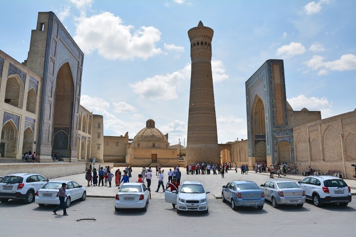 В городах Узбекистана работает такси
