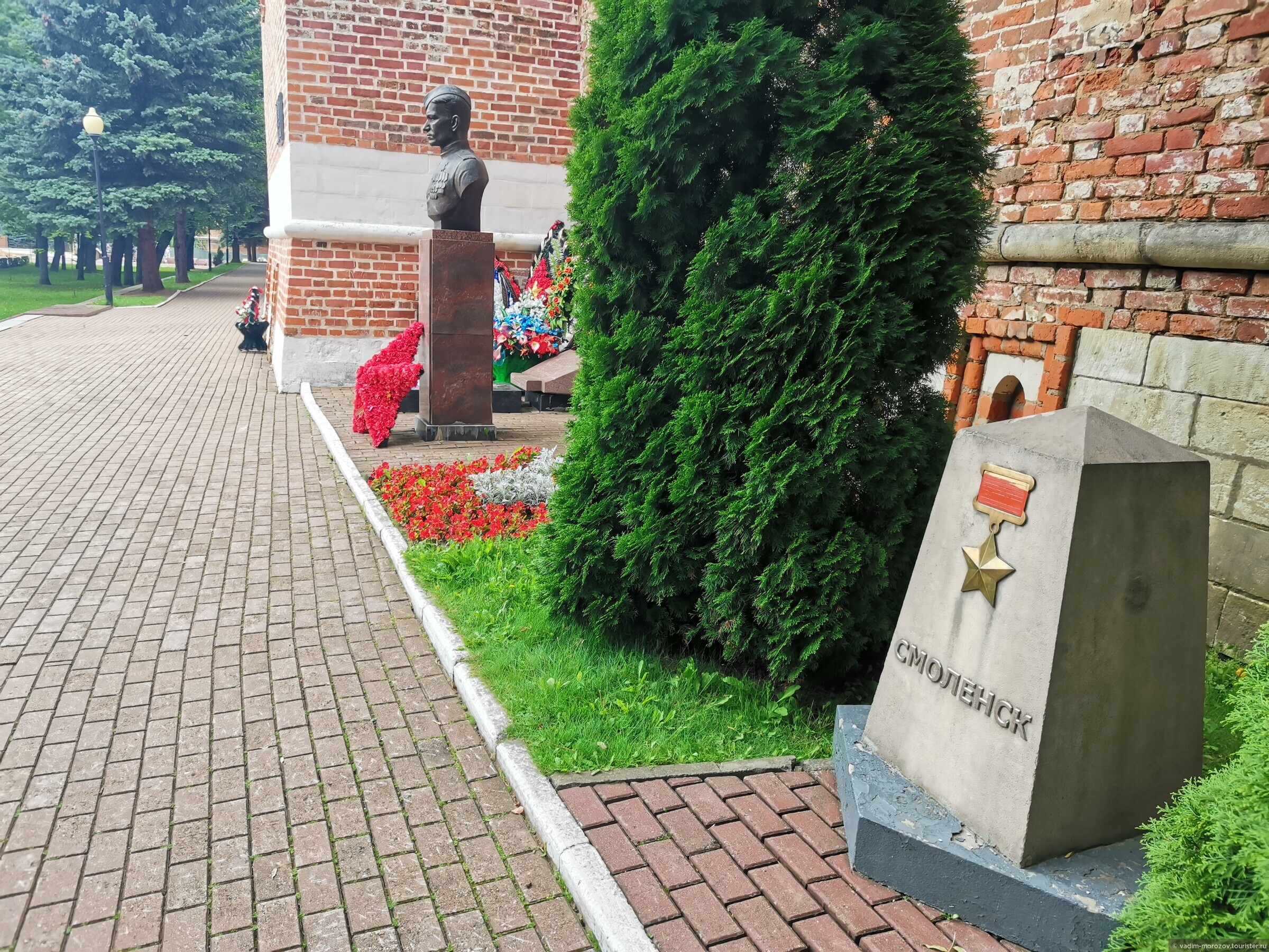 В смоленском сквере. Сквер памяти героев Смоленск. Смоленск мемориальный комплекс. Аллея героев Смоленск. Сквер памяти героев 1812 в Москве.