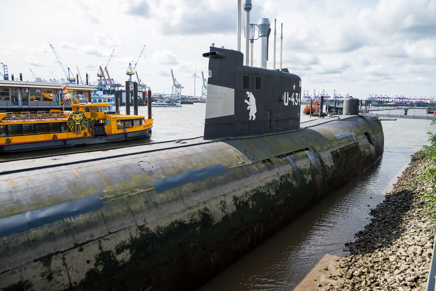 Советская подводная лодка в порту Гамбурга