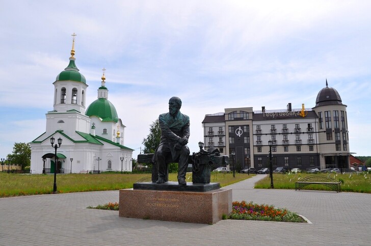 Памятник Ф. М. Достоевскому, церковь Петра и Павла и гостиница «Георгиевская» в Тобольске