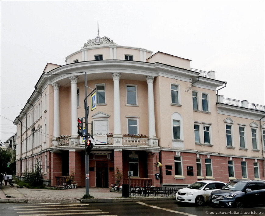 Здание бывшего Дома Минфина ЯАССР по улице Кирова, построенов 1952 году, в 2005 признано памятником архитектуры
