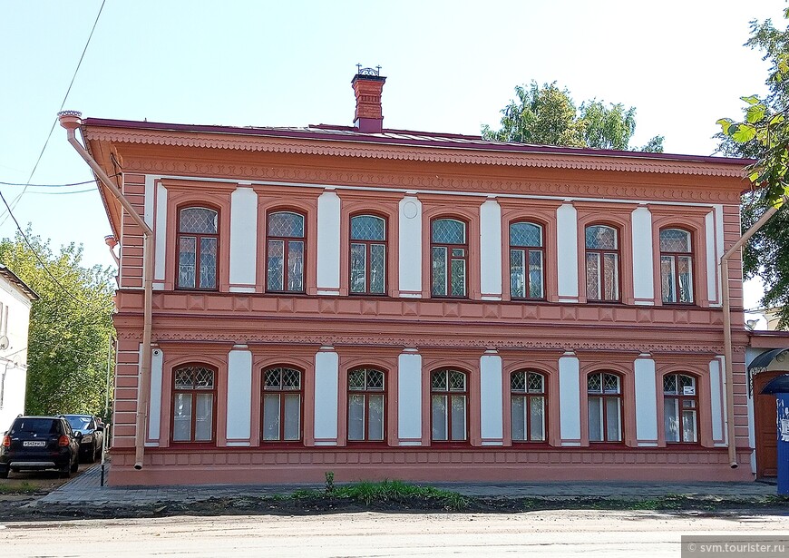 Дом Шлякова был построен как одноэтажный на раннем этапе каменной застройки города,в начале 19-го века.В 1870-х годах перестроен с добавлением второго этажа.В советское время в здании располагалась начальная школа.