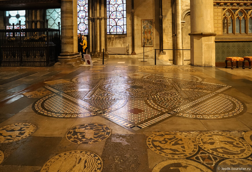 Мозаичный пол капеллы Троицы и рядом с томбом Черного принца указатель-точка, где ранее находилась могила Томаса Бекета.