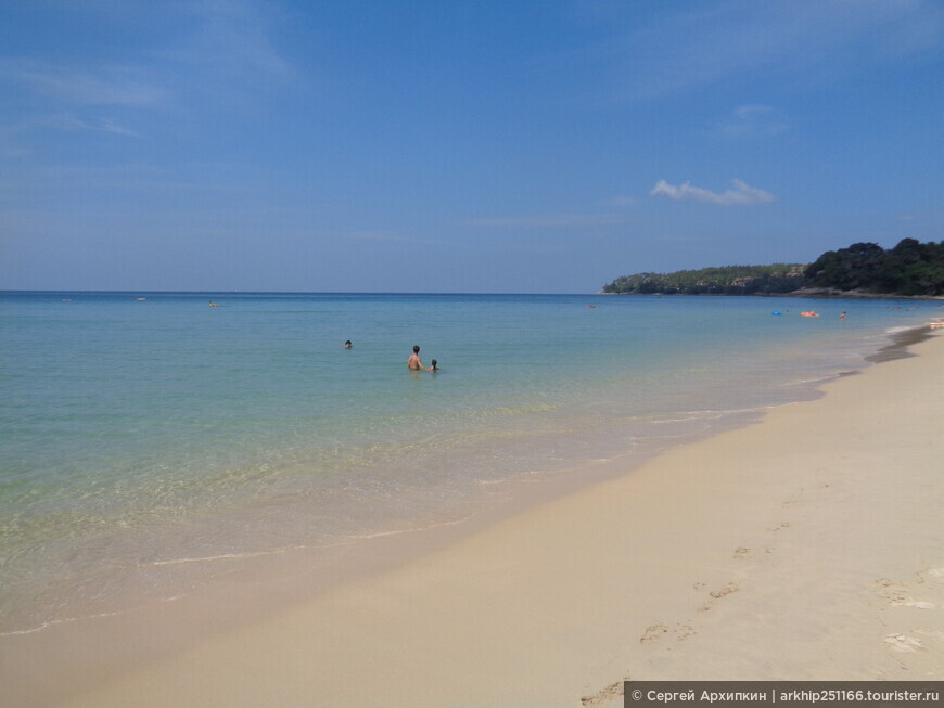 Элитный тропический пляж Сурин — к северу от Патонга на острове Пхукет