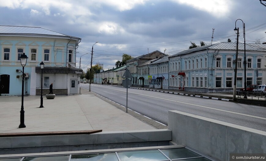 Вид на улицу Октябрьской Революции от площади Двух Революций в сторону от центра.Слева Арткоммуналка,справа-гостиница Шмелевой.