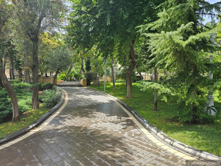 Сад Филармонии заложили еще в 1830-м году. Чернозём для него с помощью купцов (используя административный ресурс) был завезён на торговых судах аж из Персии. 