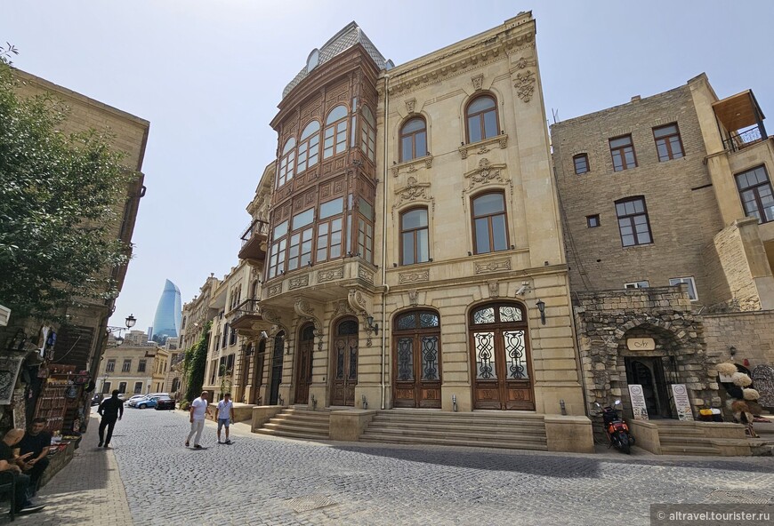 Как и в других частях Баку, здания в старом городе облицованы местным песчаником золотисто-бежевого цвета.