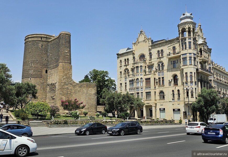 Девичья башня со стороны Каспийского моря. Справа - дом Гаджинского в стиле модерн. Наверху башни есть смотровая площадка, но мы ее проигнорировали, имея в виду, что в Баку есть и получше варианты (что правда).