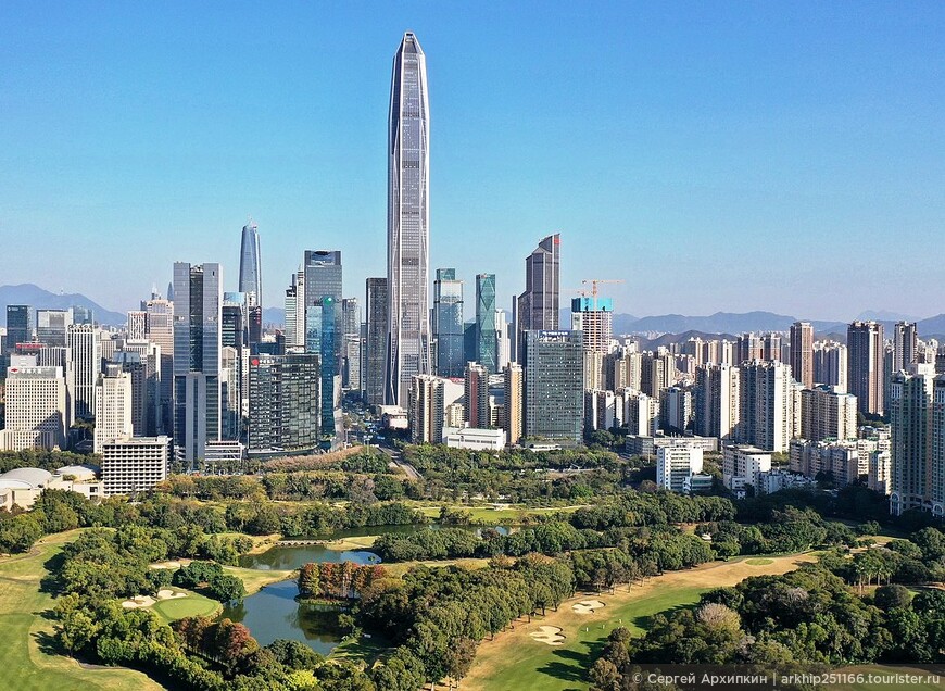 Второй по высоте в Китае и четвертый в Мире - небоскреб Пинань в центре Шэньчжэня.