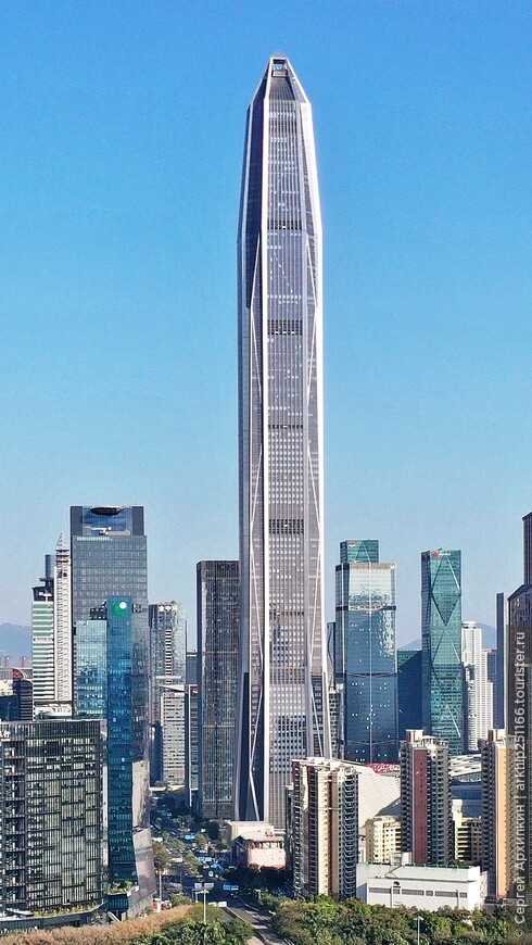 Второй по высоте в Китае и четвертый в Мире - небоскреб Пинань в центре Шэньчжэня.