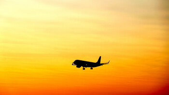 Авиакомпания airBaltic возобновит рейсы из Риги в Москву и Петербург
