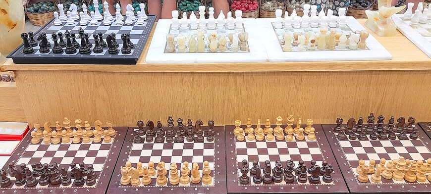 Шахматы из оникса-очень популярный подарок и признаться в тот день заметно раскупались такие наборы .