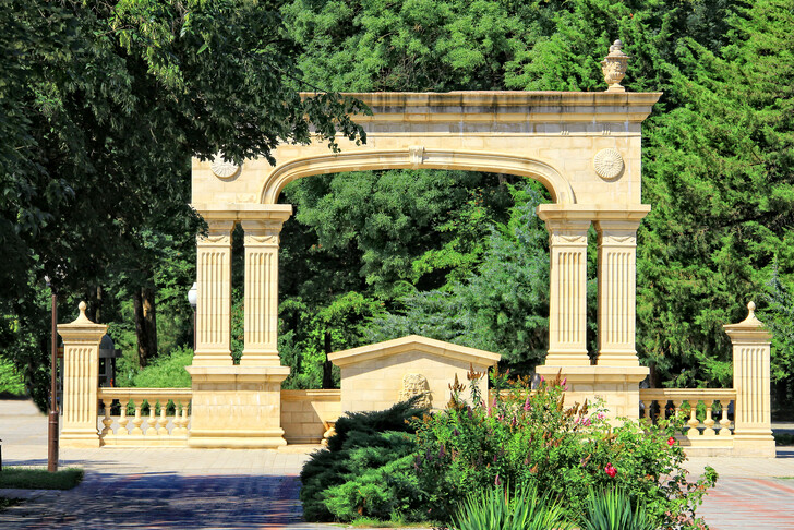Триумфальная арка в честь 145-летия Горячего Ключа