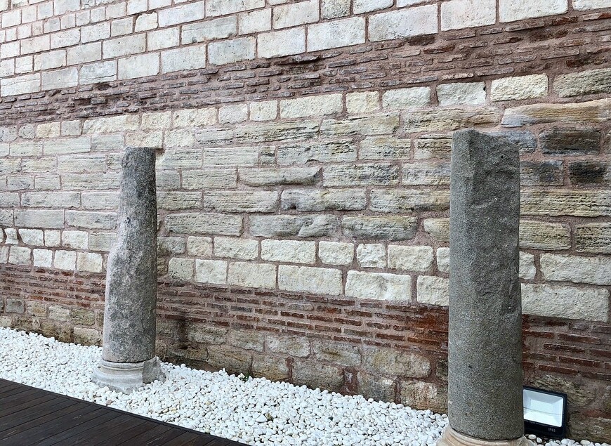 Характерные геометрические орнаменты и кладка из чередующегося красного кирпича и белого камня - признаки поздневизантийской архитектуры.