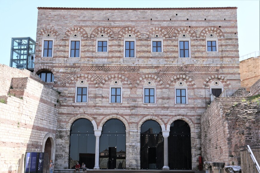 Главный фасад дворца Текфур.