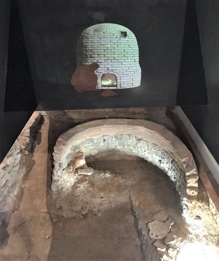 Одна из плавильных печей, обнаруженная в ходе раскопок на первом этаже, прямо внутри дворца. Фото с сайта музея.