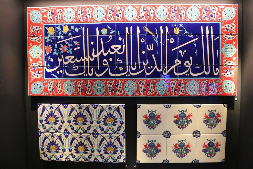Реплики изразцов, сделанных в Текфуре, для мечети Mehmed Aga Mosque (вверху) и мечетей дворца Топкапы (два нижних).