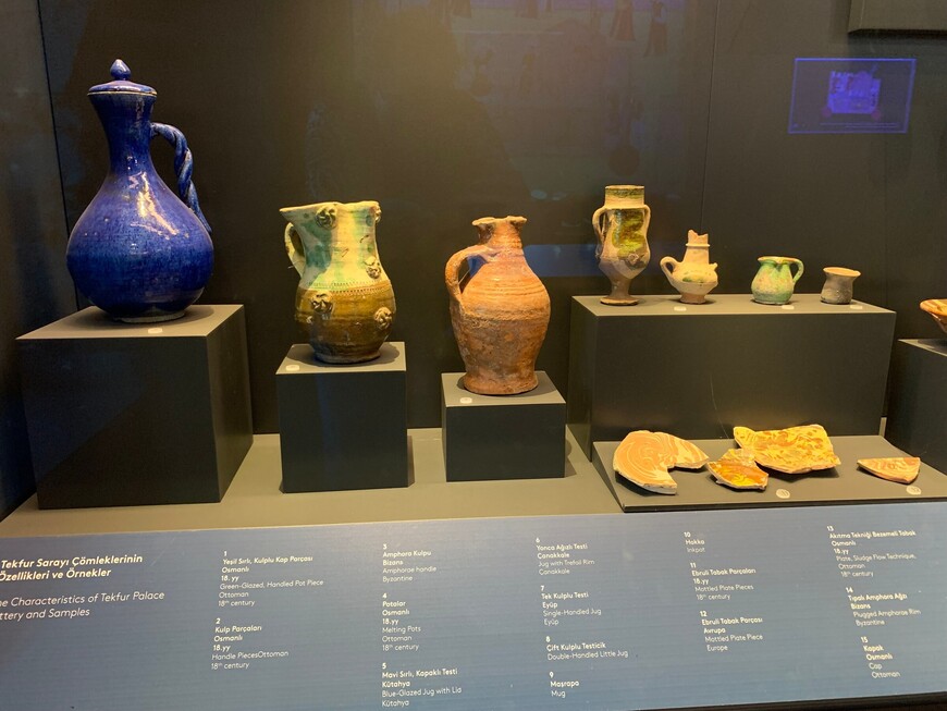 Честно говоря, ни образцы турецкой стеклянной и глиняной продукции 18-19 веков, ни уж тем более её черепки и осколки, выставленные в музее дворца Текфур, впечатления не производят.