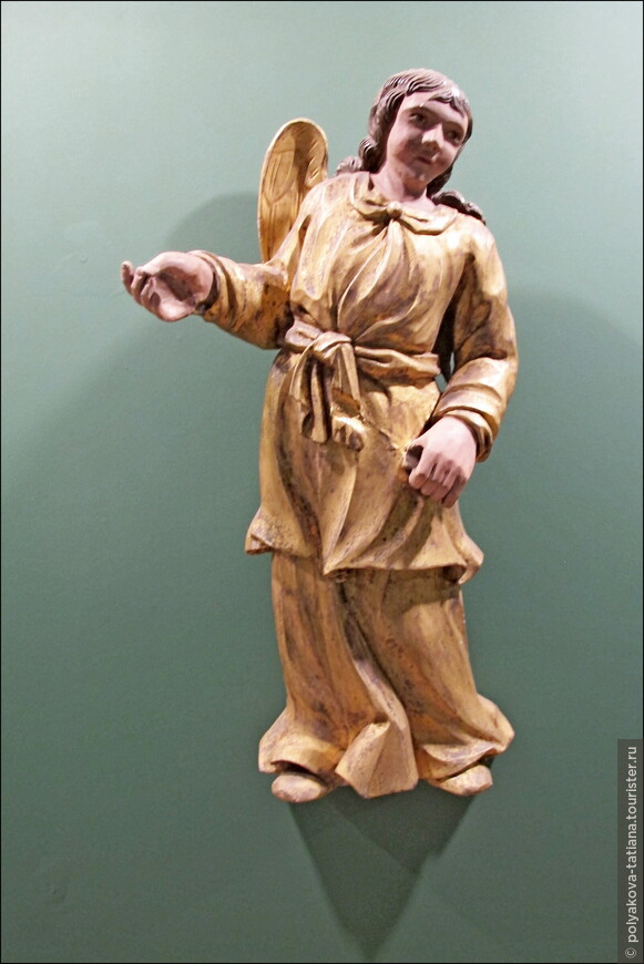 Ангел XVIII век Материал: дерево, левкас, краска, позолота Техника: резьба по дереву, ручное производство 66,0х56,0х16,0