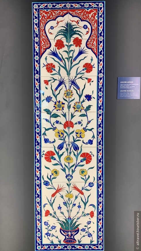 Панель из изразцов, сделанных в Текфуре, из фондов Лувра (реплика). Неизвестно, как она попала в Лувр.