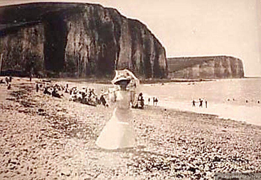 Мадам Моне на пляже Петит-Далле. Фотография, около 1880 года. 
