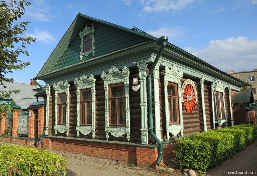 Этот музей открыл коллекционер и этнограф А.Ильин,который вот уже 35 лет собирает уникальные экспонаты русского творчества.